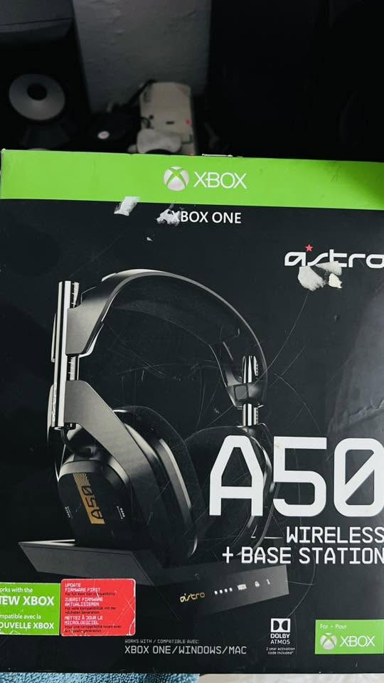 للبيع: معدات قيمنق احترافية بحالة مميزة جداً (يد تحكم وسماعة)
1. يد تحكم Turtle Beach Stealth Ultra Wireless
 الحالة: ممتازة ومع كامل ملحقاتها (الكرتون وقاعدة الشحن).
 المميزات:
 واحدة من أفضل أيدي التحكم الاحترافية (Pro Controller) المتوافقة مع Xbox و PC.
 شاشة ذكية ملونة مدمجة (Connected Command Display) لمتابعة الإشعارات وتعديل الإعدادات مباشرة.
 أزرار وسويتشات ميكانيكية سريعة الاستجابة مع خاصية منع الانحراف (Anti-Drift Thumbsticks).
 إضاءة RGB مميزة وقابلة للتخصيص.
 تأتي مع قاعدة شحن سريع مغناطيسية (Rapid Charge Dock).

2. سماعة Astro A50 Wireless + Base Station (الجيل الرابع)
 الحالة: بحالة ممتازة وجاهزة للاستخدام مع كرتونها الأصلي.
 المميزات:
 أشهر سماعة محيطية لاسلكية للاعبين المحترفين، متوافقة مع Xbox، PC، و Mac.
 صوت محيطي نقي جداً وعالي الدقة (Astro Audio V2) مع دعم تقنية Dolby Atmos لتحديد اتجاهات الأصوات بدقة في الألعاب التنافسية.
 قاعدة شحن لاسلكية (Base Station) لسهولة الشحن واقتران سلس بدون أسلاك معقدة.
 بطارية تدوم طويلاً وميكروفون احترافي بخاصية كتم الصوت بمجرد رفعه للأعلى (Flip-to-mute).

 ملاحظة: الأجهزة نظيفة جداً واستخدامها


**إذا كنت صاحب هذا الإعلان وتريد حذفه لأي سبب، رجاءا أرسل رسالة إلى الدعم الفني**