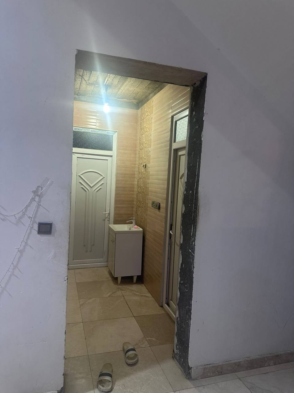 بيت حديث للبيع في كربلاء – حي التحدي
فرصة مميزة لامتلاك بيت حديث  طابو صرف بموقع ممتاز في حي التحدي
 قريب جدًا من مستشفى الحجة
 تفاصيل العقار:
المساحة: 210 م2
عدد الطوابق: 3 طوابق
عمر البناء: 5 سنوات
عدد الغرف: 4 غرف نوم
4 حمّامات
صالون واسع ومريح
تصميم حديث وتشطيبات جيدة
مناسب للسكن العائلي أو الاستثمار
 المميزات:
موقع حيوي وقريب من جميع الخدمات
حي هادئ ومناسب للعوائل
بناء متين وحديث
 للاستفسار 
009647506537040


**إذا كنت صاحب هذا الإعلان وتريد حذفه لأي سبب، رجاءا أرسل رسالة إلى الدعم الفني**