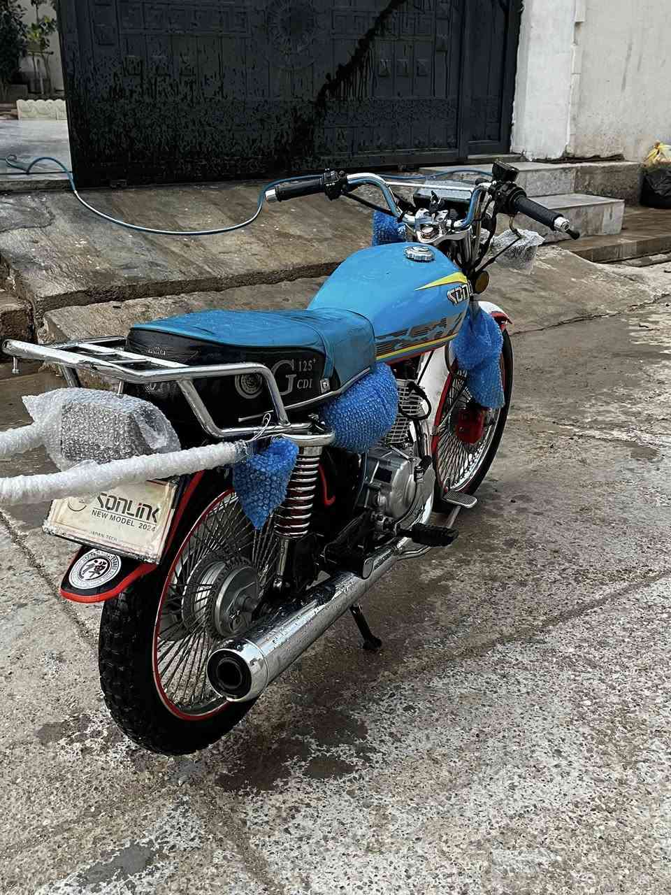 للبيع سونيك اول باب ختومات موديل 2024 اي عيب ماابي شرط من كل شي كهربائيات شغال كامل سعر 675 وبي مجال للشراي رقم ***********
