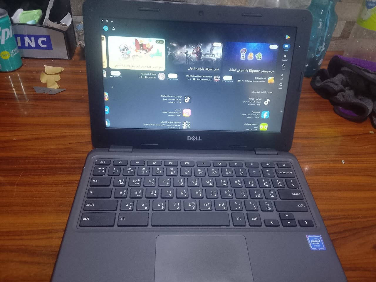 السلام عليكم لابتوب DELL للبيع نضام اندروايد كيبورد عربي انكليزي متجر بلي و تنزل براحتك لابتوب مستعمل شي قليل جهاز يخبل رام 4 ذاكره16 جهاز سلس و سريع كامره اماميه محوله الشحن تايبسي.  منفذ USB 
 منفذ سماعات منفض اجدي عل تلفزيون جهاز كلش حلو مكان موصل الايسر سعرو 75 الف شراي تفضل خاص ***********
