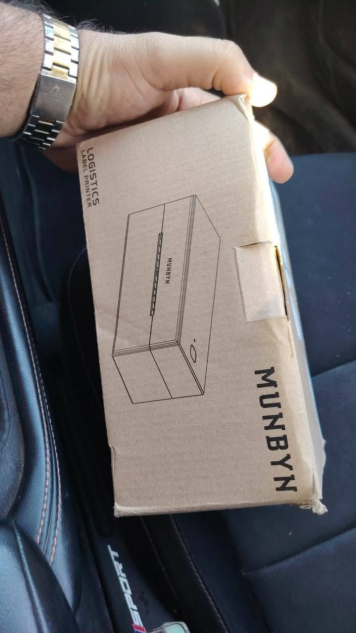 طابعة MUNBYN الحرارية هي طابعة سطح مكتب مصممة لطباعة ملصقات الشحن والطرود دون الحاجة إلى حبر أو تونر.
تدعم الطابعة الاتصال اللاسلكي عبر البلوتوث للهواتف الذكية (iOS و Android) بالإضافة إلى التوصيل السلكي لأجهزة الكمبيوتر (Windows و Mac).

تتوافق مع منصات التجارة الإلكترونية الشهيرة مثل Etsy و Shopify و eBay و Amazon.

تبلغ سرعة الطباعة حوالي 150 ملم في الثانية، ويمكنها إنتاج ما

طابعة MUNBYN الحرارية هي طابعة سطح مكتب مصممة لطباعة ملصقات الشحن والطرود دون الحاجة إلى حبر أو تونر.


**إذا كنت صاحب هذا الإعلان وتريد حذفه لأي سبب، رجاءا أرسل رسالة إلى الدعم الفني**