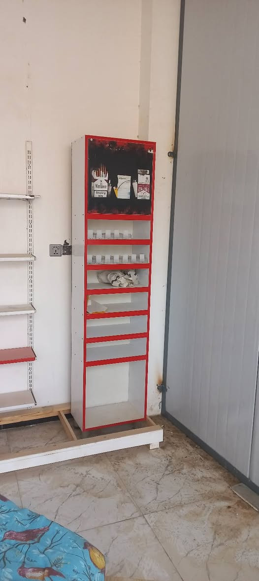 ميز وكرسي دوار +عارضة جكاير هية وكرستالاتهة كلهن ب٢٢٥ عنوان ديوانية الإسكان مقابل المعهد للإستفسار اتصل ***********///*********** ابو جعفر
