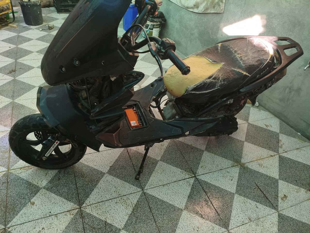 سلام عليكم سكنس للبيع
الدراجه شغاله سلف هندر  كهربائياتها كلها شغاله عوزها كفرات سعرها ٢٠٠
واتساب ***********
