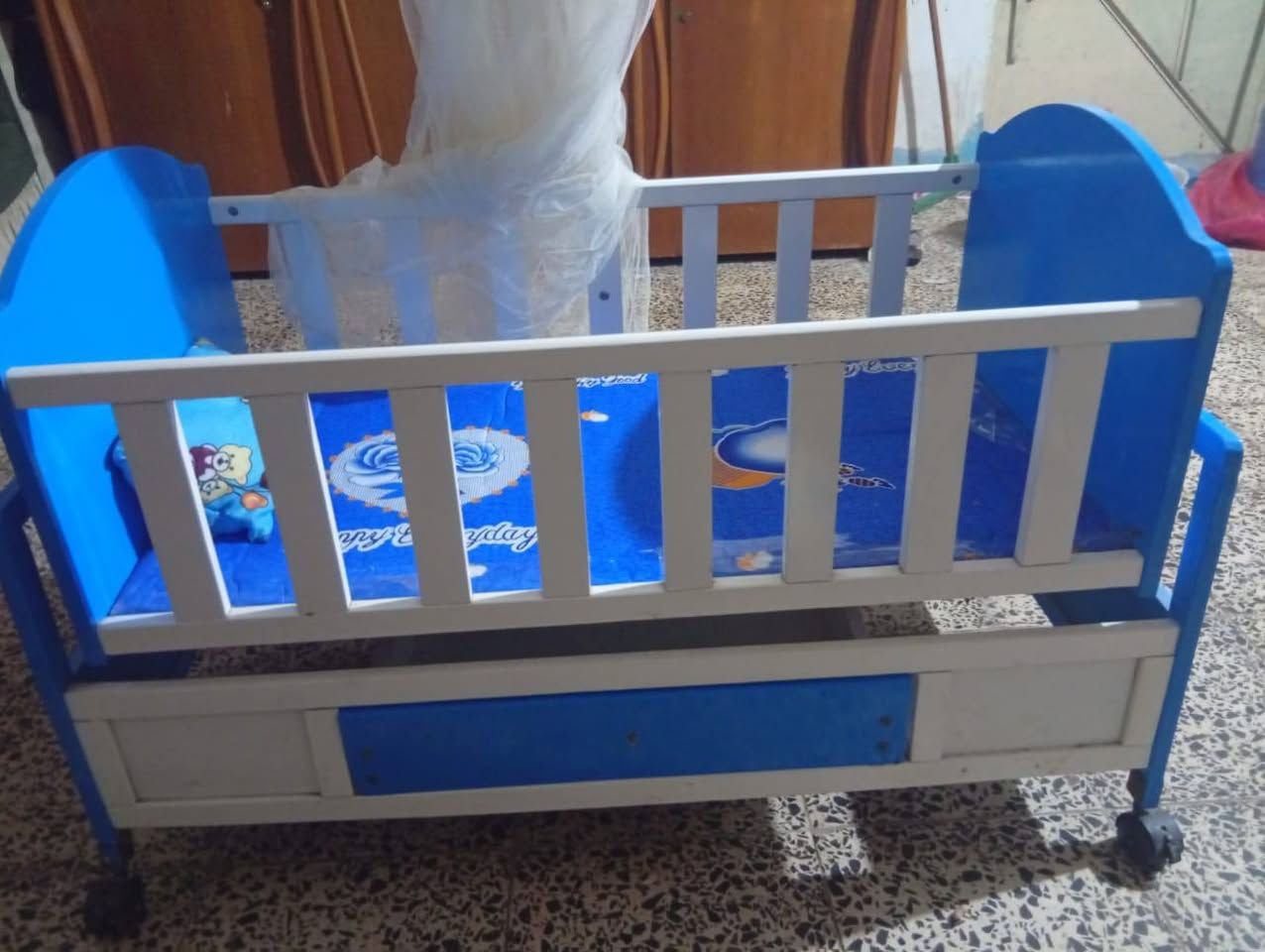 سرير وهزاز مال اطفال الطفل نايم بي مرتين امانة الله 
35 الف نهايتة اللي يريدة مكاني حي الجمهوري شارع الصالونات ***********
