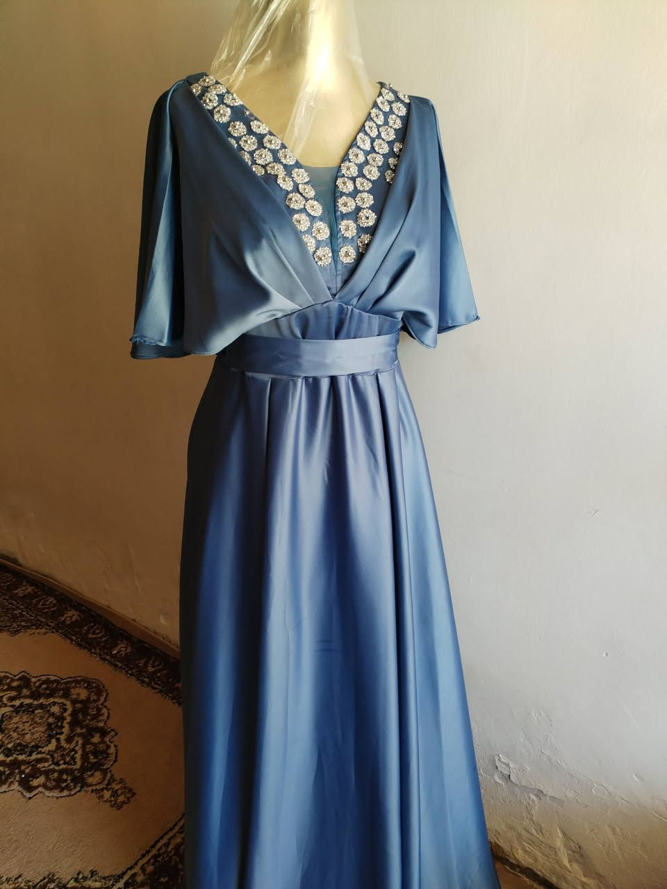 فساتين مناسبه مستخدماات جدأ قليل اخو الجديد  اي استفسار هذا رقم الواتساب ***********
