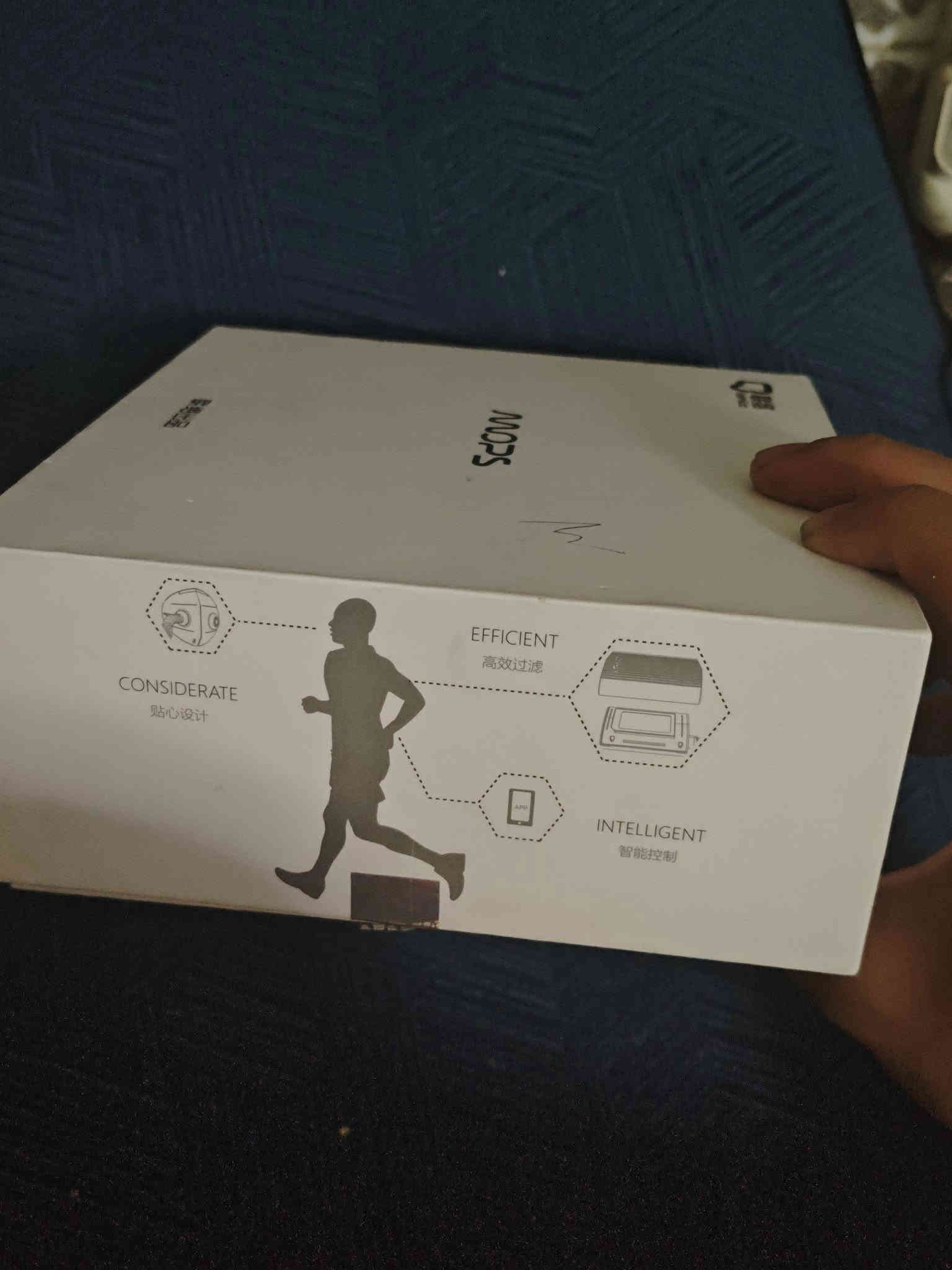 جهاز تنقية هواء قابل للارتداء مصمم للاستخدام في الهواء الطلق، خاصة في ظروف تلوث الهواء مثل الضباب الدخاني.  يحتوي الجهاز على فلتر HEPA مركب يمكنه إزالة الجسيمات الدقيقة الملوثة بكفاءة تصل إلى 99.5%. 
المواصفات 
يمكن التحكم فيه عبر تطبيق مخصص على الهاتف المحمول باستخدام البلوتوث، مما يسمح بضبط سرعة المروحة ومراقبة جودة الهواء وحالة الفلتر. 
يتميز بوجود نظام تهوية نشط لتوفير تدفق هواء كافٍ، مما يجعله مريحًا للتنفس أثناء ممارسة الرياضة. 
السعر 30 و التوصيل مجانا 
***********
