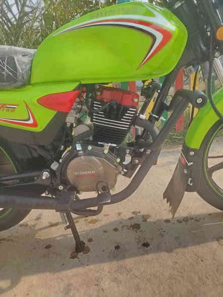 السلام عليكم دراجة شاينك للبيع موديل 2023 طالعة ب2025
سنوية ولوحة انكليزي بأسمي تحويل ثاني يوم ماشية 3582 والنظافة شوفت عينكم عوزة بس جاملغ رايدة ب2100 وبية مجال بسيط للشراي العنوان  سبع قصور الاوسمة ***********
