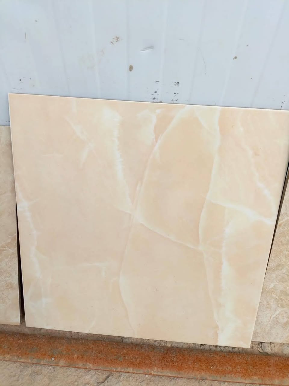 عروض وتخفيضات  يوجد لدينا سراميك بأنواعه مطابخ وصحيات وارضيات بكميات هائله وبأسعار تنافسيه سعر المتر ب ٣ ونص الف دينار   تواصل اتصال ***********
