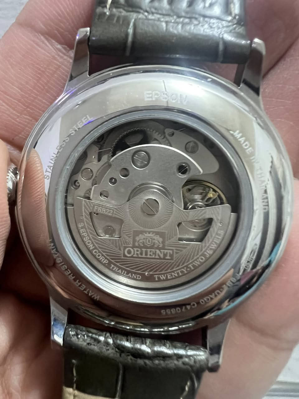 � للبيع: ساعة ORIENT Automatic أصلية + كامل الملحقات
💰 السعر المطلوب: ٢٧٠,٠٠٠ دينار قابل للتفاوض الخفيف
📍 الموقع: (السماوه )

⌚ المواصفات:
• ماركة: ORIENT
• موديل: أوتوماتيك – حركة F6B22 يابانية
• صناعة: تايلاند (Epson)
• ٢٢ جوهرة (Jewels)
• ظهر شفاف لرؤية الحركة
• شاشة التاريخ + مؤشر يوم الأسبوع
• حالة الساعة ممتازة و الشغل مضبوط 100%
• تعمل تلقائياً بدون بطارية

🎁 الملحقات:
✔️ علبة أصلية

✔️ نظيفة ومغلفة

📲 للتواصل:
📞 (***********)
📩
