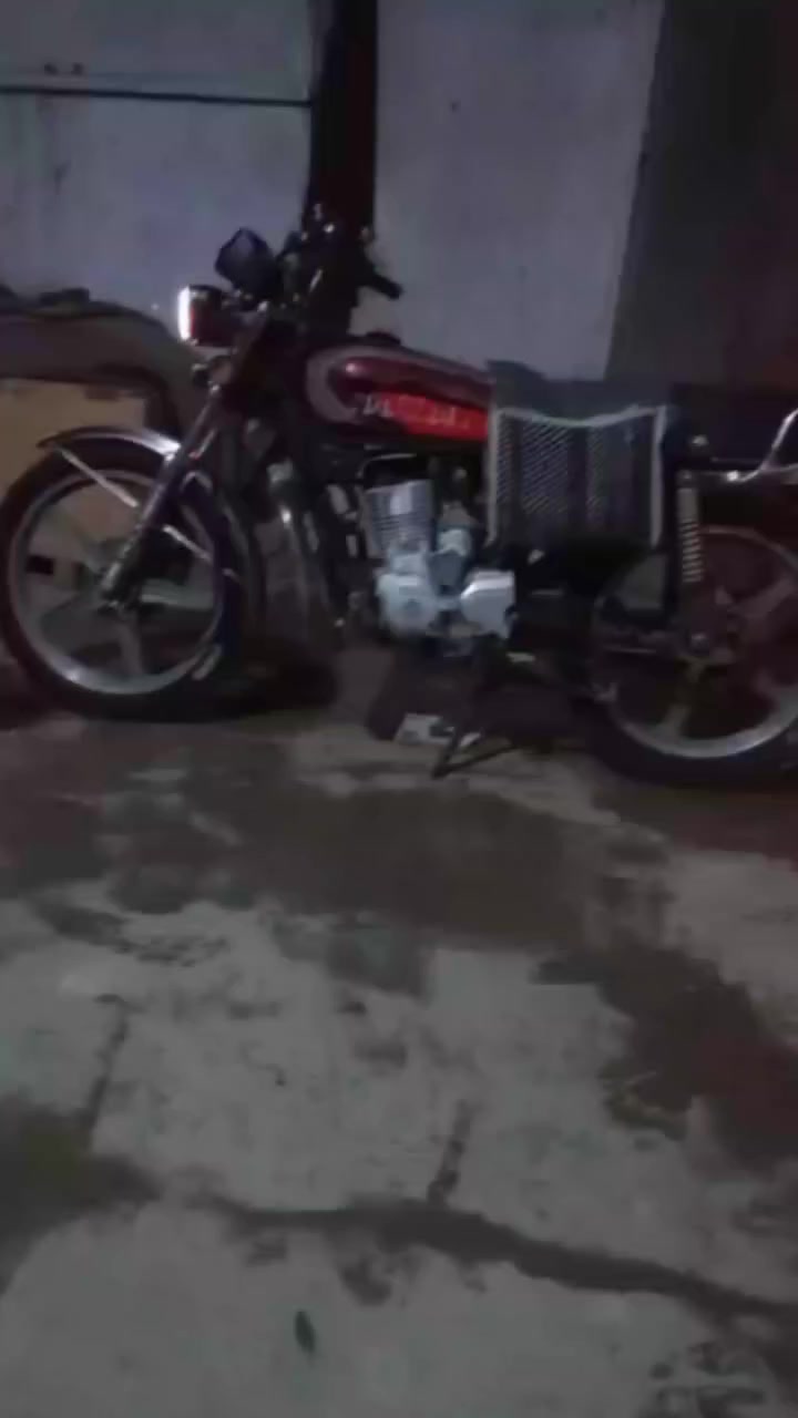 السلام عليكم للبيع دراجه سفان موديل 2018  اوراق اصوليه  مكينه ما مفتوحه كهربائيات كلها شغاله  مثل ما واضحه كدامكم نظافتها (السعر 400 قفل) العنوان حله شارع 80 قرب مسجد الرحمن  الاستفسار ***********
