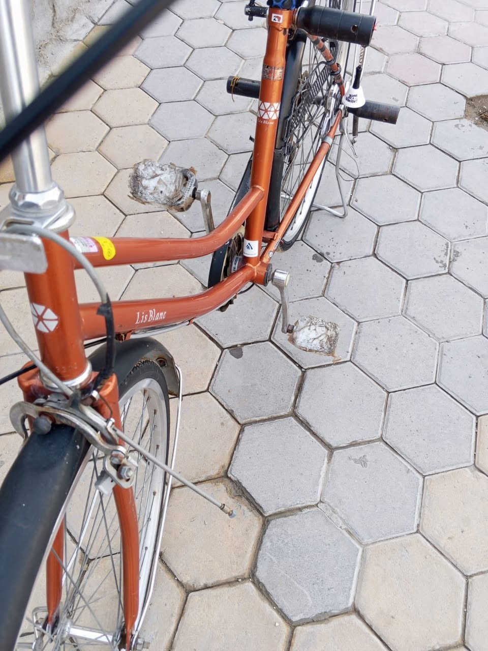 السلام عليكم بيسكل بناتي حجم 27 بدال بيسكل نضيف غراضه كامله سعر 80 وبيه مجال مكاني ناصريه مركز***********
