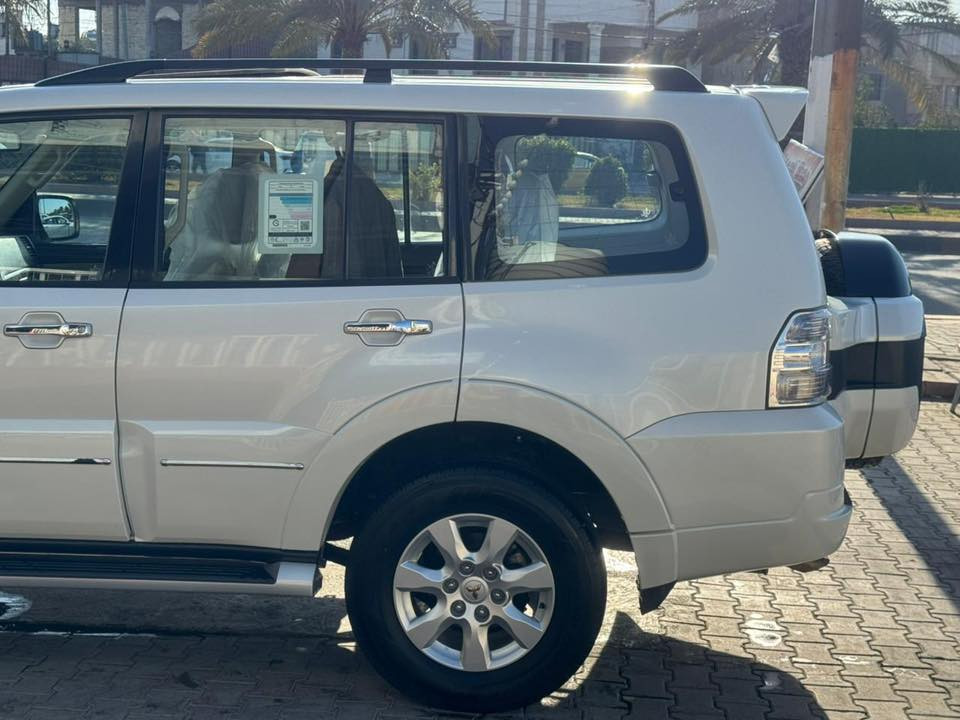 باجيرو 2019 نظافة الزيرو مكفولة حتى من التكحيل بعدها بفابلون الوكالة
ماشية  45
علامات الذهبية كشنات راس الارنب  مواصفات سعودي  فول عدا الدمام فقط
فتحة سقف سلايد 
كشنات جلد
تحكم ستيرن 3 جهات

لايتات زنون 

لد نهاري 

كشنات 7 راكب غير مستعمل
تبريد منفصل شاشة 3 قطع
شاشة كبيرة 
كامرة خلفية وحساس خلفي
ثلاجة بالجكمجة
مكينه 6 سلندر 3500
ويل حجم 17 
مري شفط
كتلوكات الشركة والسبير والعدة والسويج الثاني غير مستعمل كلهن
السيارة مكفولة من صبغ شخط بارد تبديل فتح كير محرك صدر كهربائيات حالها حال الزيرو 
***********
مكاني بغداد
