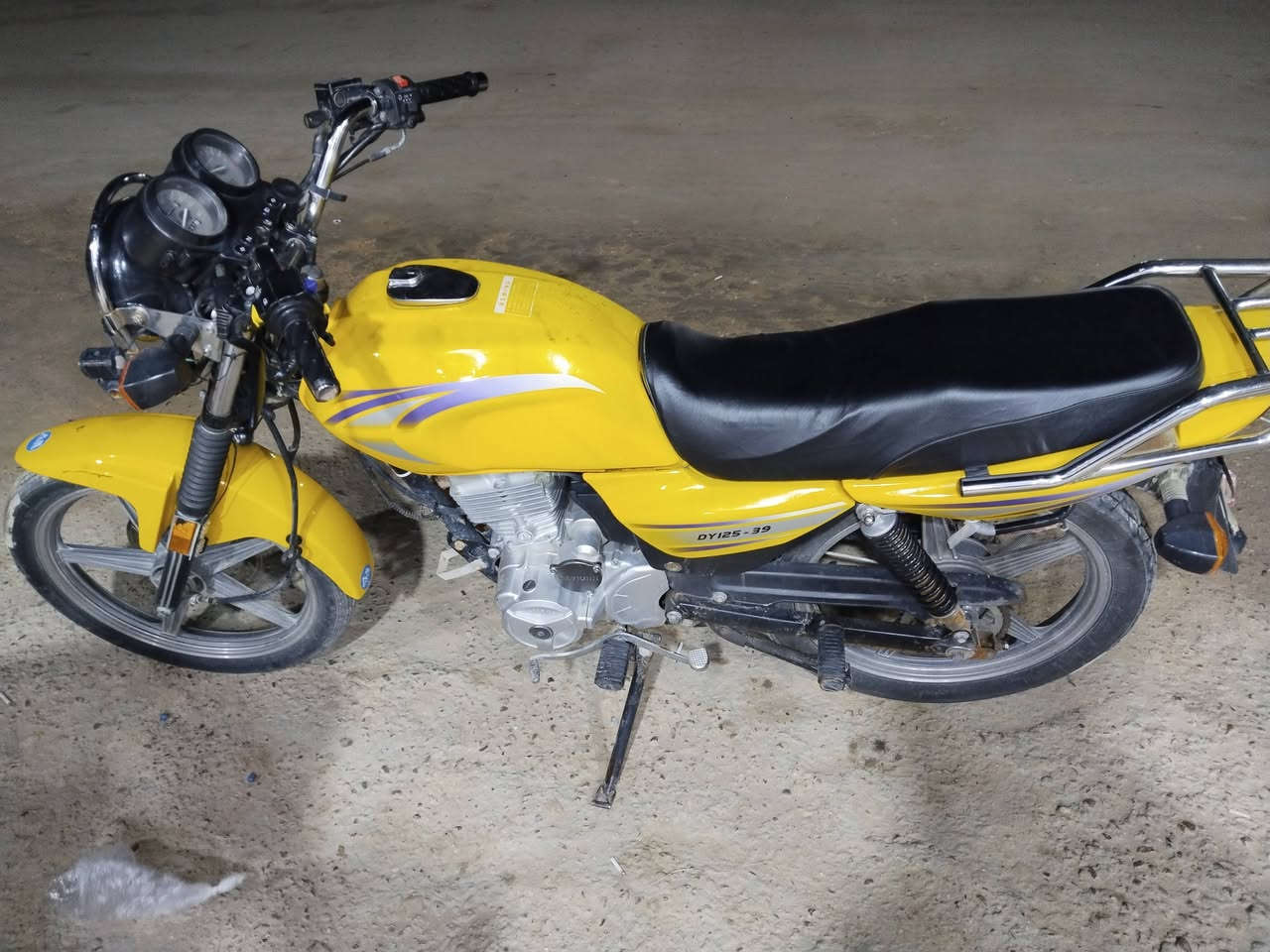 السلام عليكم
دراجه دايون موديل 2023 طالعه بال 2023 شهر السادس 
دراجه لون ليموني اصفر دراجه اوراق كامله بس بدون رقم يعني ما مرقمها دراجه نظيفه محرك كفاله عامه ما مفتوح غير بس كلجات مبدل فقط بها ضربه حادث بسيطه بالسكان 
الدراجه اوراق رسميه سعر الدراجه مليون و250 وبيها مجال للطيبين والشرايه 
مكان الدراجه العنوان 
كربلاء المقدسه الابراهيميه منطقه الدخانيه 
رقم الهاتف او مراسله الصفحه
*********** 
موجود واتساب
