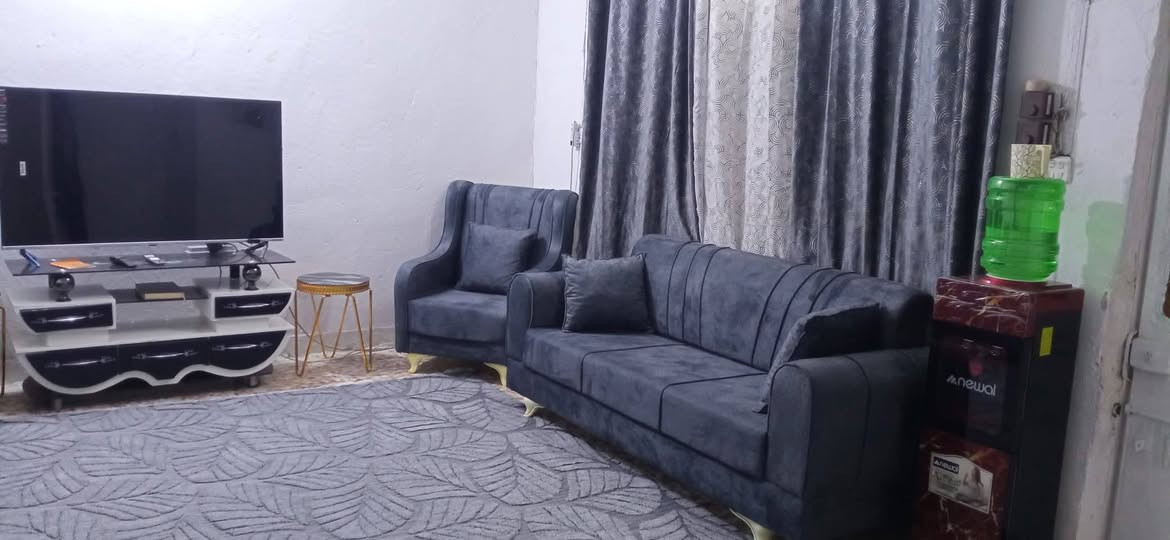 السلام عليكم
بيت للبيع في منطقه عنانه زراعي مفوضه بالطابو 
يحتوي البيت على مطبخ كلدور استقبال وغرفة نوم وطرمه مسقفه البيت كله كاشي جديد للبيع مع الغراض والغراض كلها جديده علما بأن البيت مساحه 170 متر السعر 32 أكثر استفسار يرجى الاتصال بنا على الرقم ***********
