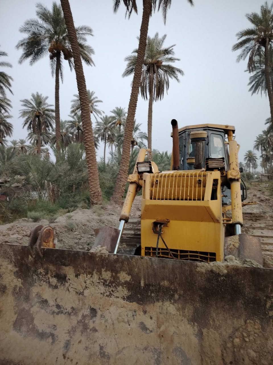 السلام عليكم ورحمة الله وبركاته /بلدوزر حديثة للبيع /الرقم ***********
