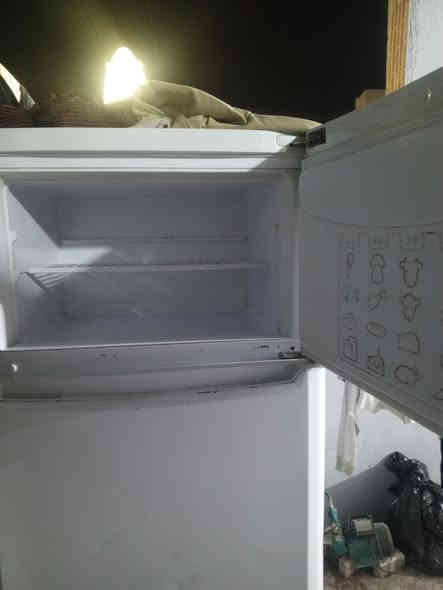 ثلاجه للبيع فول نضيفه السعر 100 وبيها مجال حك جيه ***********
