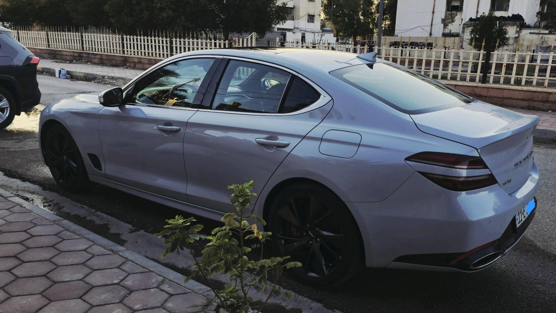 genesis g70 2022 
رقم  بغداد الدولي هزه جديده 
عداد 52 الف كيلو قابل للزياده
مُحرك السياره  6 سلندر توين تيربو 
مزود بشوته وعطاس وكاله K&N  الامريكيه 
• لون سموك 
•داخل لون اسود مطرز ب احمر
كير مكينة كفالة كلها بلادي
بيع او مراوس بسياره عاليه 
سعرها 225  
مكان السياره واسط 
واتس ***********
