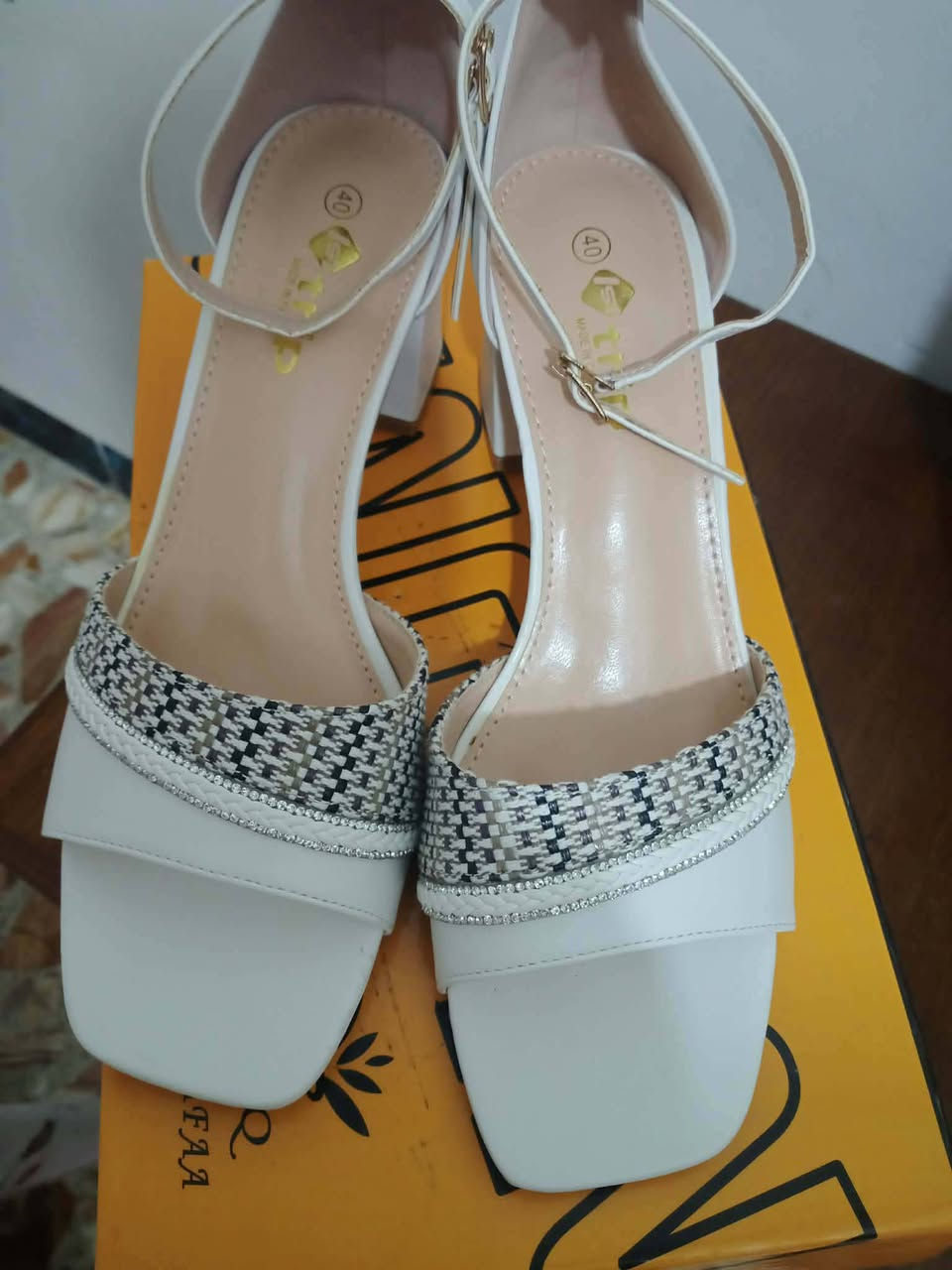 عدسات لون رصاصي ماركة يارا.. حذاء جديد قياس ٤٠


**إذا كنت صاحب هذا الإعلان وتريد حذفه لأي سبب، رجاءا أرسل رسالة إلى الدعم الفني**