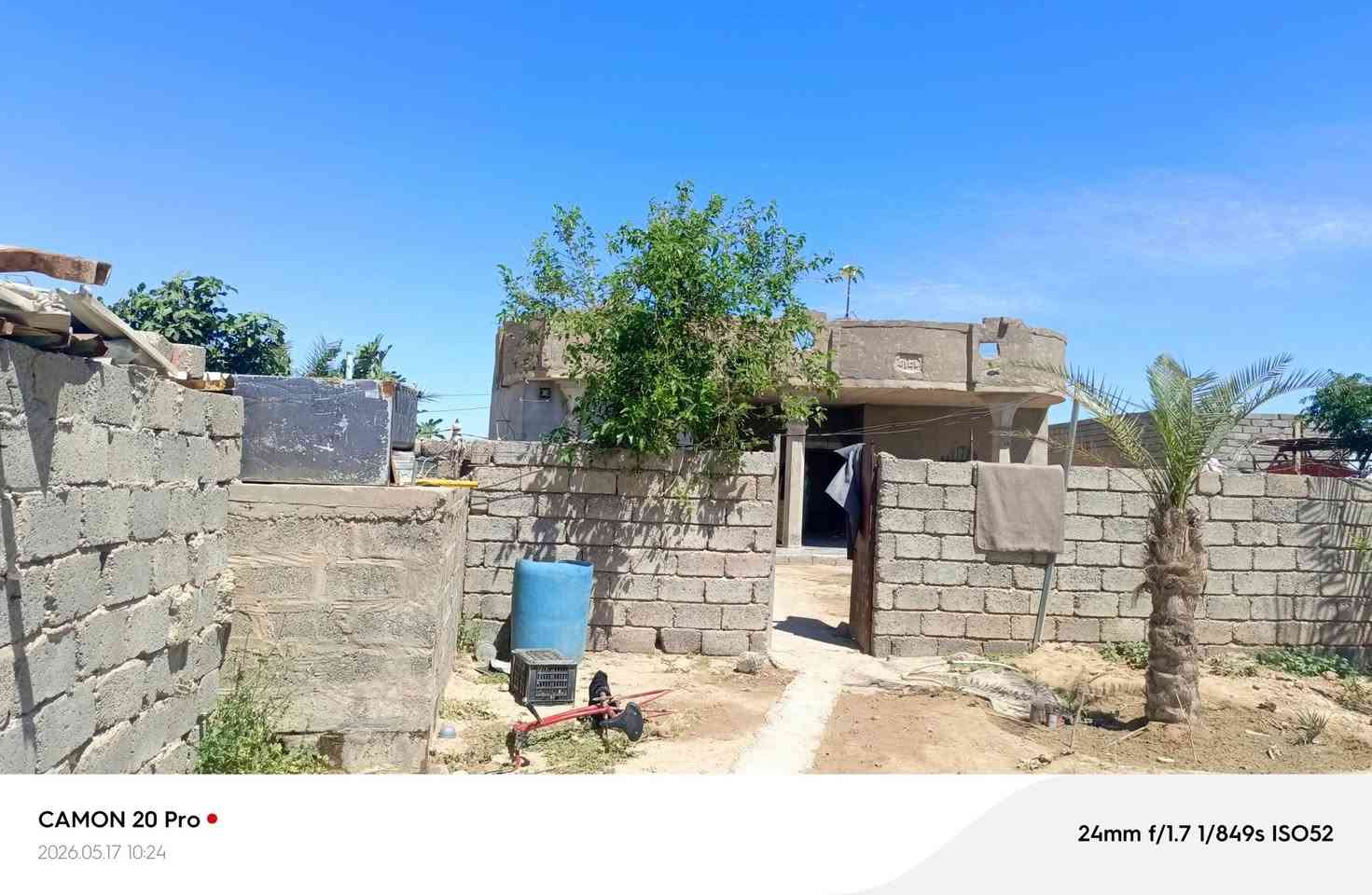 سلام عليكم بيت للبيع اربع قرف ومطبخ وربعه خارجيه وقطعت ارض مسيجه مزرعه ***********
