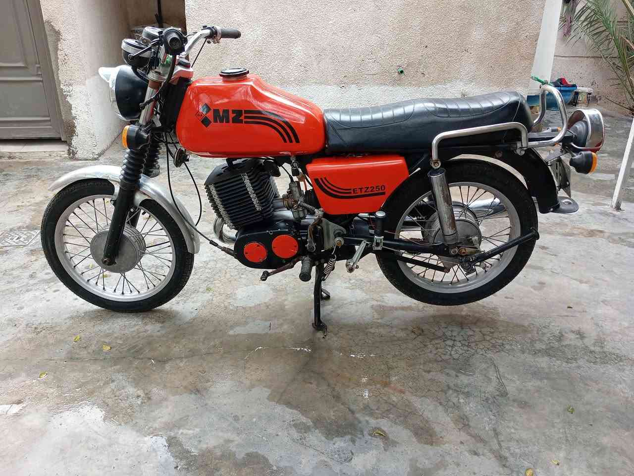 سلام عليكم شباب يابة هاي دراجة للبيع تعمير جديد كصة 4عل فتح امجفتة تجفيت عام كهربائيات كولهة شغالة ماكنيت تركي اصلي شرط شاصيهة امعمر يم استاد مضبوط الحيم ممبين بس اني اذكرة الدراجة(( بدون ))التفاصيل كولهة ذاكرهة السعر ((واحد أو ربع)) مكاني ديالى بلدروز((***********))
