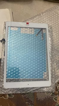 شاشة ايباد لون ابيضFrame كامل ترهم من جيل السادس للتاسع ( اصلية ) يوجد...