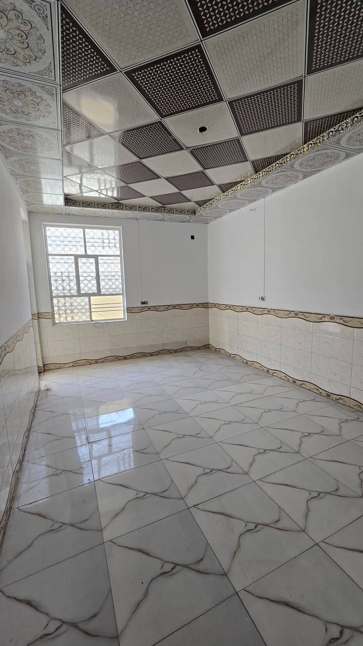 دار للبيع مساحه 150متر مربعه غرفتين  وصاله ومطبخ وستقبال صحيات خارجيه وداخليه بنيان درجه اولى صب السقف وساس كافت الخدمات ماي كهرباء مولده نترنيت العنوان مقابل قريت الغدير  النجف الشرف
 السعر 65وبي مجال طابو زراعي سند 25
***********ابومنتظر
