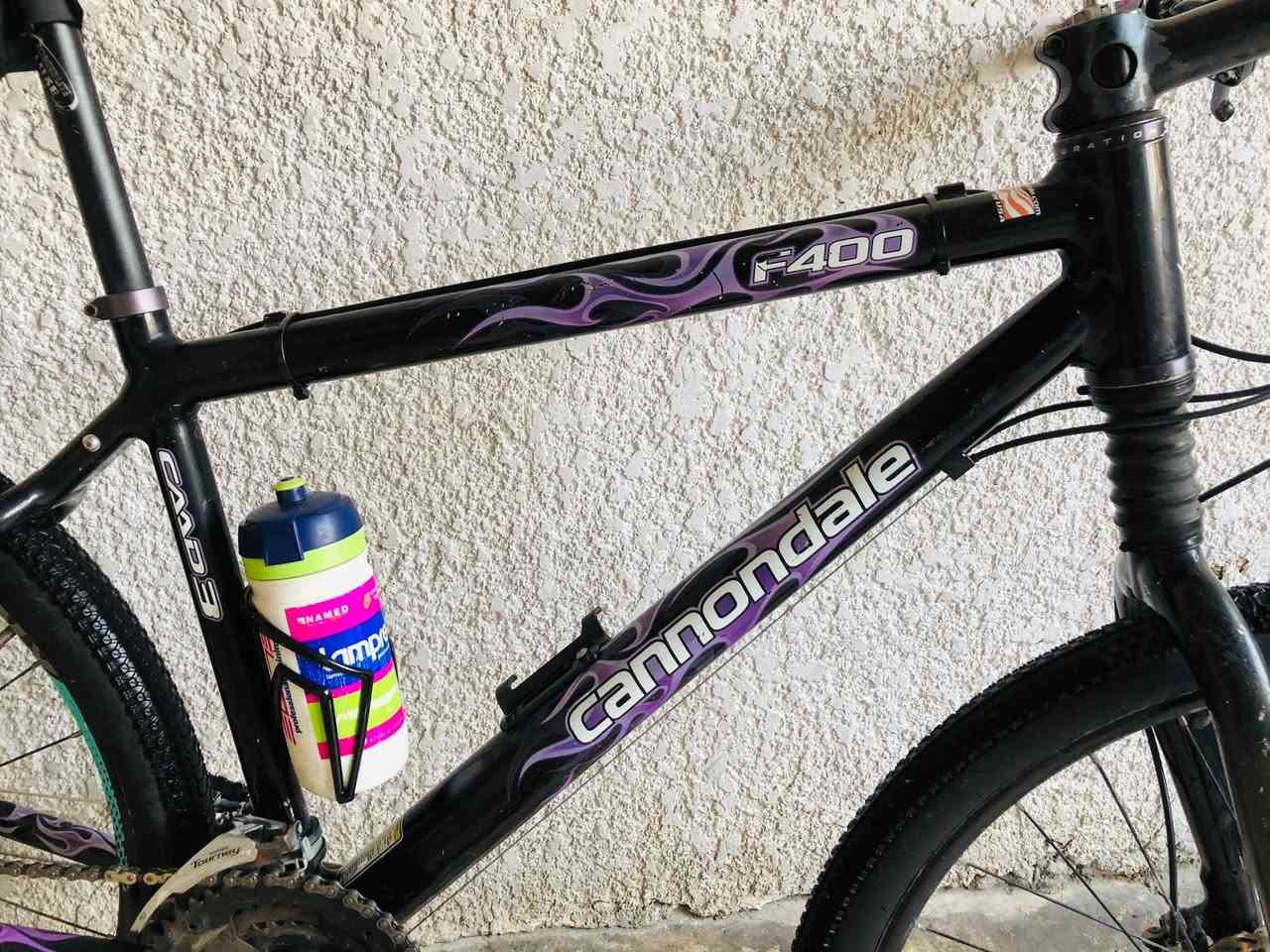 السلام عليكم اخوان دراجه جبلي ماركه cannondale F400 caad 3
قياس الدراجه 27.5 حجم ميديم
دبلHEADSHOK ULTRA هواء
سستم شيمانو التوس 3*8 
بريكات هايدروليك BOLANY
قبضات رياضيه 

الدراجه للبيع سعره 350 وبيها مجال او مراوس
مكاني بغداد شارع فلسطين


**إذا كنت صاحب هذا الإعلان وتريد حذفه لأي سبب، رجاءا أرسل رسالة إلى الدعم الفني**
