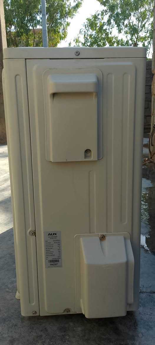 *للبيع سبلت AUX مستعمل 3 أشهر فقط - الأنبار / الشهداء* 

*النوع*: AUX جداري  
*الطن*: 1 طن - R410A غاز صديق للبيئة 
*الحالة*: مستعمل 3 أشهر، نظيف 100% بدون أي عطل
*التبريد*: تبريد سريع Quick Cool + صرفية اقتصادية 
*الملحقات*: مع القطعة الداخلية + الخارجية + الريموت

*السعر*: 550 ألف

*الضمان*: معاينة وتجربة التبريد قبل الدفع والاستلام  
*المكان*: منطقة الشهداء - الرمادي / الأنبار  
*التوصيل*: داخل الأنبار فقط، 

*للتواصل ع رقم*: ***********

السبب للبيع: نقل بيت. السبلت بعدة جديد ويشهد الله.
