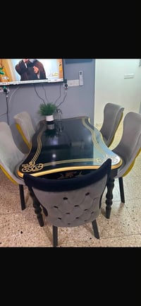 ميز وكراسي للبيع للاستفسار ٠٧٧٢٩٣٥٨١٦٩