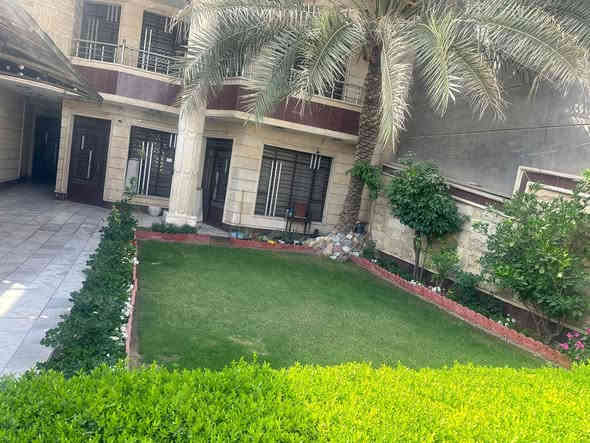 🏡 **بيت للبيع في زيونة – موقع مميز جدًا** 🏡
 
فرصة مميزة لامتلاك بيت راقٍ في أحد أفضل مواقع **منطقة زيونة / محلة 710**
 
🔹 **المساحة:** 300 متر مربع 🔹 **الواجهة:** 10 متر 🔹 **الأبعاد:** 10 × 30 🔹 **البيت حديث الإنشاء – تشطيب فاخر وحديث جدًا**
 
✨ **مواصفات البيت:** • كراج يتسع لـ **3 سيارات** • **مدخلان مستقلان** (مدخل للضيوف + مدخل للمطبخ) • استقبال كبير يليق بالضيوف • صالة واسعة ومريحة • مطبخ كبير وحديث • **6 غرف نوم سويت** • البيت مكون من **طابقين** • هول داخلي أنيق بتصميم عصري
 
📍 موقع استثنائي قريب من جميع الخدمات
 
📞 **للاستفسار والمراجعة:** **مكتب الاتكال العقاري** 
***********
