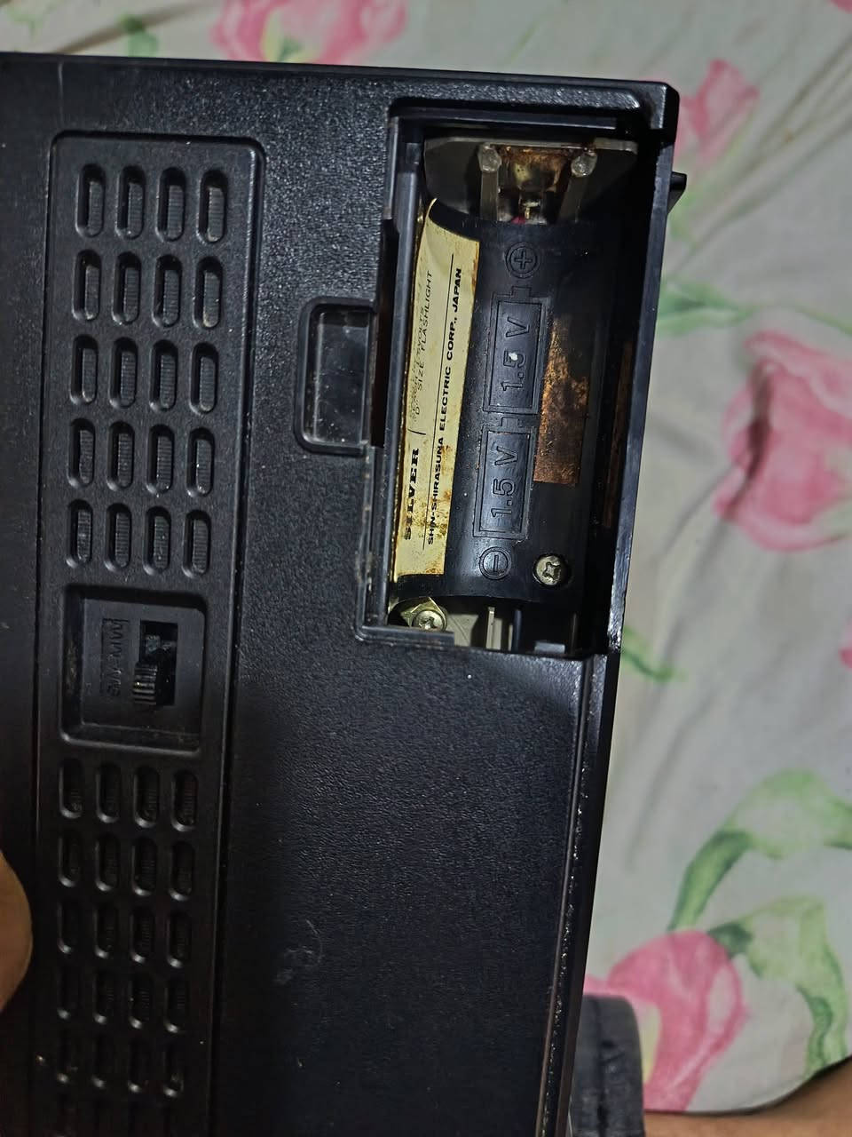 راديو سلفر ياباني لوك  موجتين  أخو الجديد ٢باتري كبير معه الجلد الأصلي  واتساب *********** لشرايه
