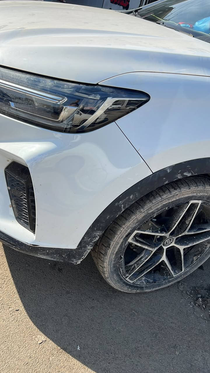 السلام عليكم جيب اوفرلاند خليجي السياره كلش جديده ماشيه 70 باسمنه السياره فووول الفول كفاله عامه حت المكينه ممفتوحه بيها طخه بسيطه بالباب الخلف الصدر وصورتها يمي قبل التصليح مواصفات الاوفرلاند معروفه ميحتاج اشرح السياره مكانها المنصور ايي استفسار اتصال ع الرقم***********
السعر 28 وبيها مجال حك الجيه  السياره موديل 2018
