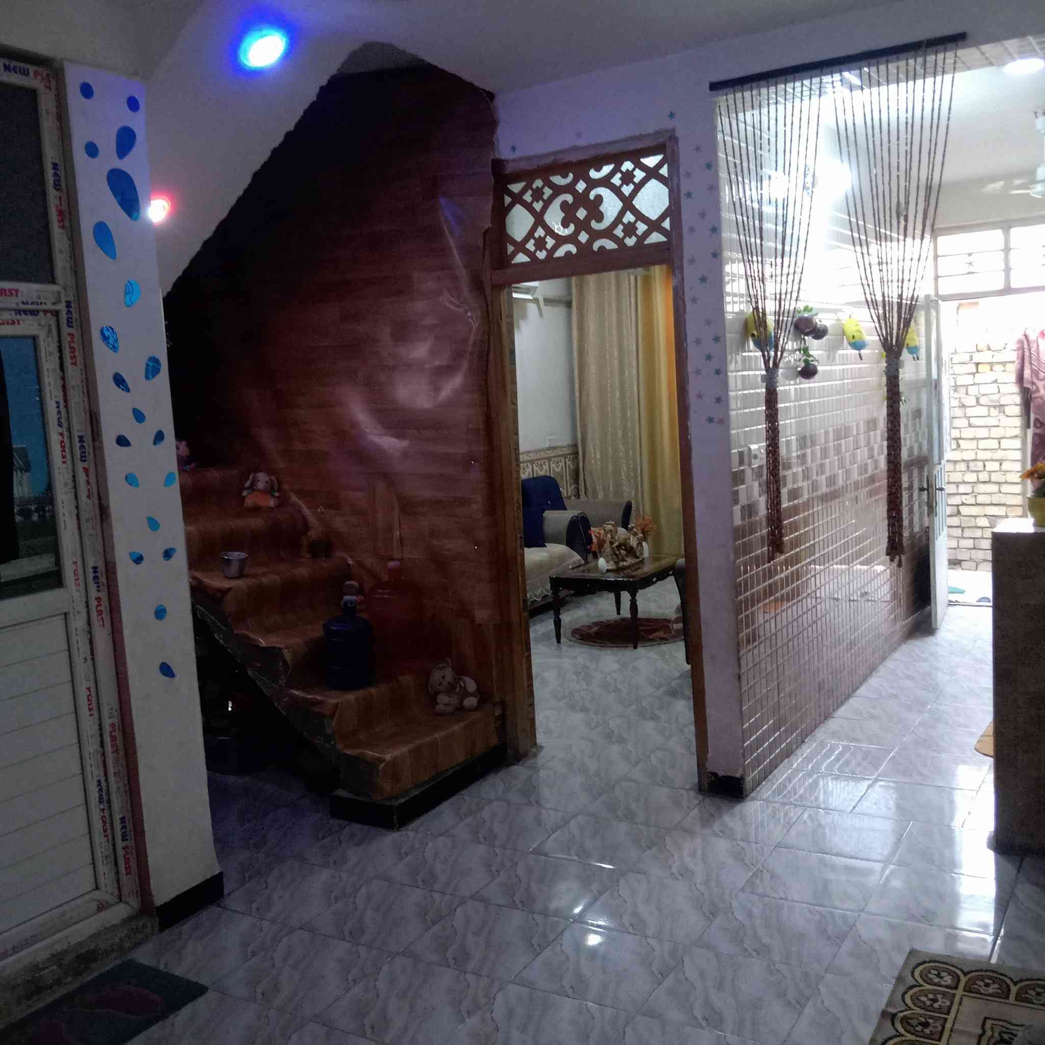 السلام عليكم من رخصه الادمن بيت للبيع في منطقه ابو درع أم الكبر والغزلان يتكون من استقبال وصاله ومطبخ وغرفة وصحيات المساحه ٩٨ الواجهه ٧ نهايه الفرع كهوه تعلوله مقابل حي الكوفه السعر ٦٥ وبي مجال الاتصال على الرقم *********** متواجد على الواتساب
