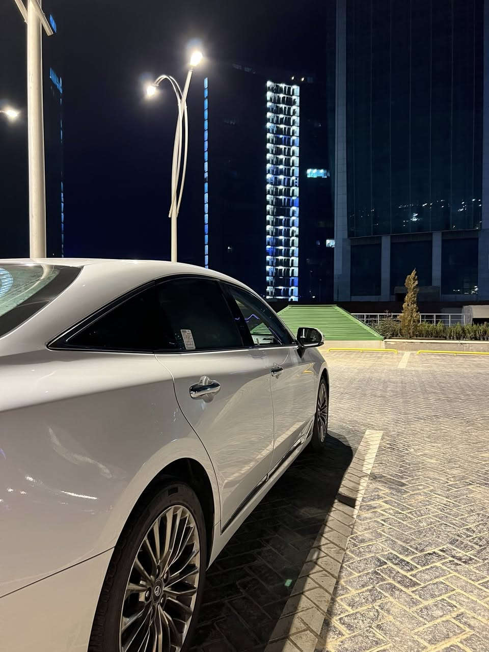 افالون 2020 رقم بغداد شبه مميز خليجي XLE
الفول مال xle رادار امامي خلفي نقطة عمياء 
تحديد مسار كاشف تصادم كشنات جلد تدفئة والى اخره
سيرفس كامل بالشركة تايرات جديدة    
كفالة عامة فقط مكان صغير pdr 

مقاعد جلدية فاخرة مع ميزة التدفئة.
تعديل كهربائي للمقاعد الأمامية.
شاشة لمس مقاس 8 بوصة تعمل بنظام معلومات ترفيهي.
نظام تكييف أوتوماتيكي ثنائي المناطق.
شاحن لاسلكي للهواتف الذكية.
نظام تشغيل بصمة وبصمة أبواب.

حزمة Toyota Safety Sense (نظام ما قبل التصادم، مساعد الفرامل BA).
نظام تثبيت السرعة الراداري الذكي.
كاميرا خلفية للمساعدة على الاصطفاف.
نظام توزيع قوة الفرملة إلكترونيا EBD.
وسائد هوائية أمامية وستائرية (أكياس هوائية متقدمة

محرك 6 أسطوانات (V6) سعة 3.5 لتر.
القوة: 297 إلى 301 حصان.
عزم الدوران: 356 - 362 نيوتن متر.
ناقل الحركة: أوتوماتيكي بـ 8 سرعات.
نظام الدفع: أمامي (FWD).
متوسط استهلاك الوقود: حوالي 11 لتر / 100كم

مكان السيارة اربيل 
***********
