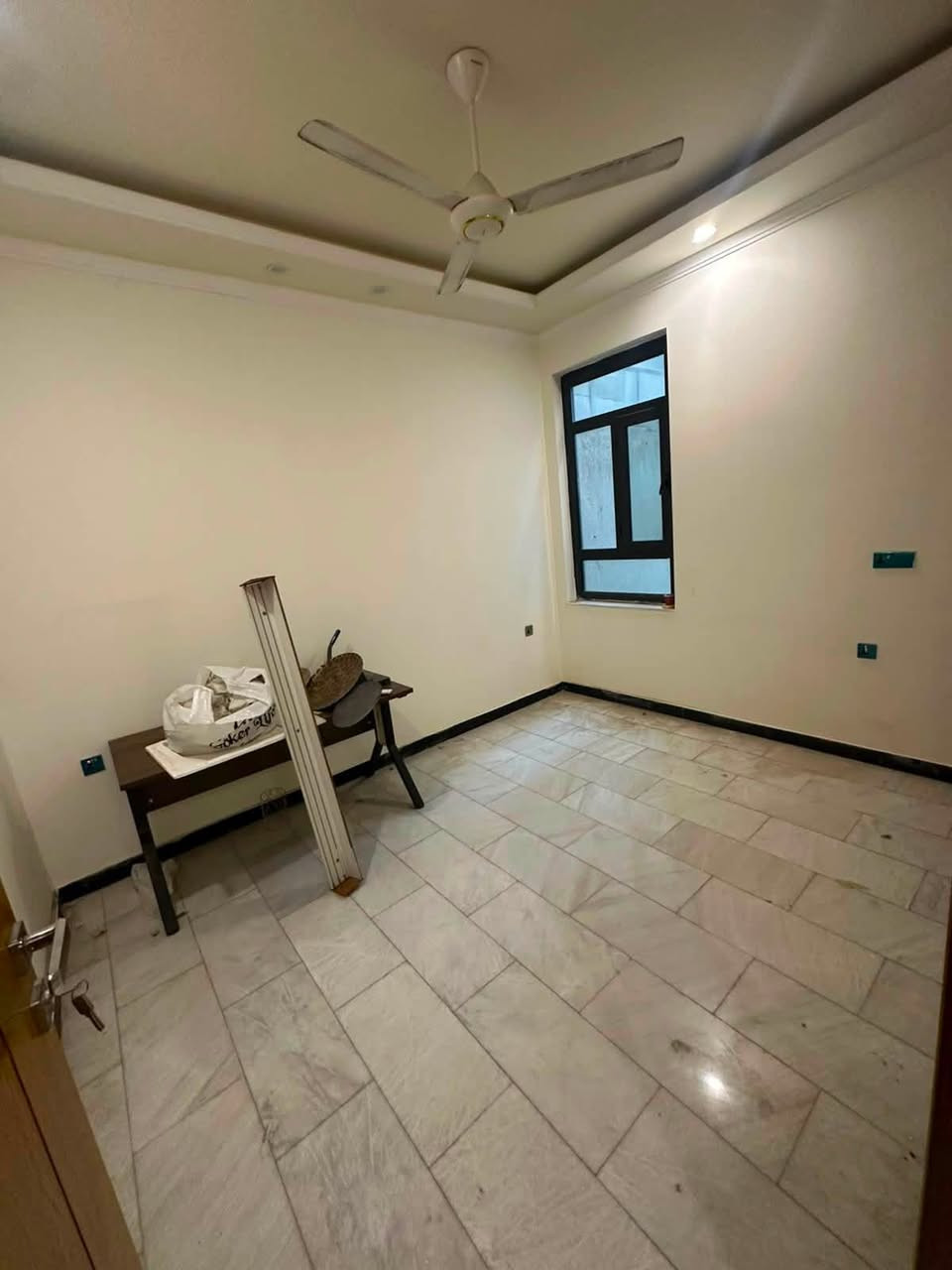 🏡 مكتب حلم عقاري 🏡
للإيجار – ثلاث وحدات سكنية زيرو

مواصفات كل وحدة:

* غرفتان نوم
* صالة
* مطبخ
* حمام

الأسعار:

* الطابق الأرضي: 850
* الطابق الثاني: 750
* الطابق الثالث: 700

📍 موقع المكتب:
السيدية – الضباط – شارع الكويتي

📞 للاستفسار والتواصل:
***********
