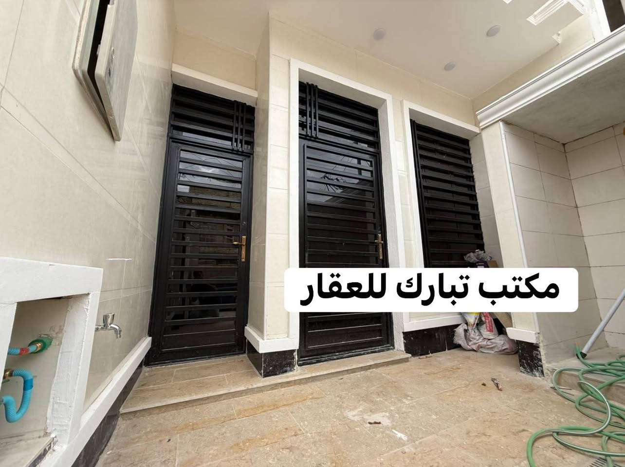 الدار للبيع 🏠مكتب تبارك للعقار 🏠
السعر 275 مليون وبي مجال💵
العنوان الشعب شارع الاسواق المركزية خلف نادي العربي 
المساحة 90 م ( مدخلين )واجهة ملكية👌
يحتوي الطابق الارضي على كراج صغير وخدمات خارجية واستقبال ومطبخ حار وبارد ومنور وخدمات وغرفة نوم 
ويحتوي الطابق الثاني على غرفتين نوم وخدمات ومكان غسالة وبيتونة كبيرة  وسطحين
للاستفسار اكثر يرجى الاتصال على الرقم التالي (متواجد هذا الرقم على الواتس اب والفايبر والماسنجر *********** )
او الاتصال على الرقم الاخر 
***********
او زيارة مكتب تبارك للعقار والمقاولات الكائن في شارع الاسواق المركزية قرب مطعم ميامي
