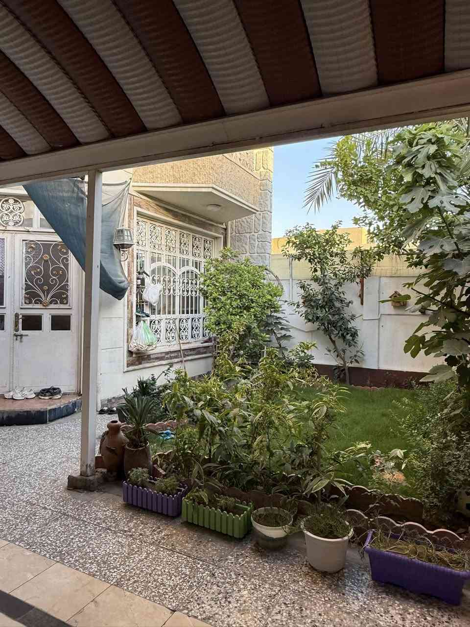 منزل للبيع في الدوره حي الحسن مساحه ٢٠٠ واجهه ١٠ نزال٢٠ الطابق الاول غرفه مطبخ استفبال حولي مناور ٢صحيات كراج وحديقه الثاني ثلاثه غرف حولي صحيات للاستفسار***********
