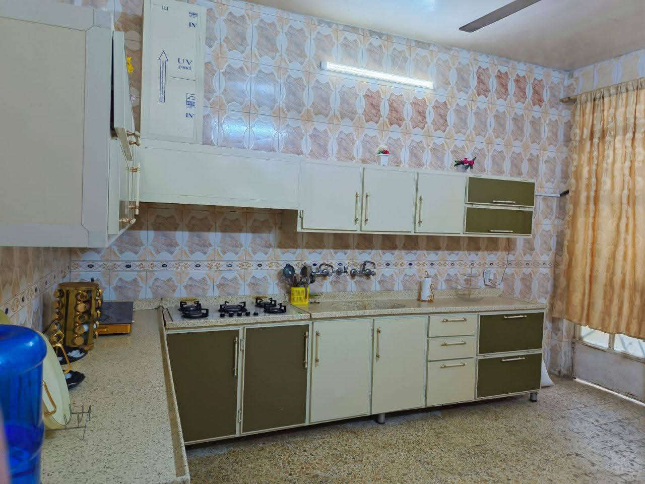 طابو صرف للبيع المساحة 200متر
كونكريت مسلح طابق واحد السعر 135او بيه مجال
بناء نضيف ومرتب عالي عن الشارع كافة الخدمات غرفتين صاله مطبخ استقبال  صحيات داخليه خارجيه  مناور البيت
حي الوحده خلف المستوصف او  قرب متوسطة الغصون للبنات
 الشراي اتصال لطفا ***********
