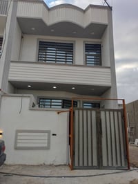 بيت للبيع  قرب المدارس  المساحه 100 متر  يحتوي على 2 غرف / مطبخ / استق...