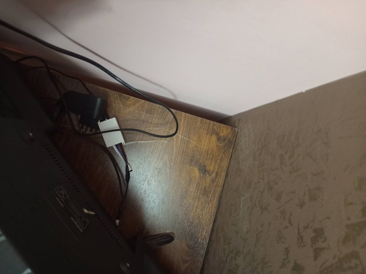 السلام عليكم مرخصة الادمن ميز خشب mdf بي ضربات شتريته هيج علمود الحجم يتعالج بالتغليف ماعليه شي او تكحيل حجمه متر و٤٠ في ٧٠ سم مع الكرسي المكان بغداد رقمي ***********
