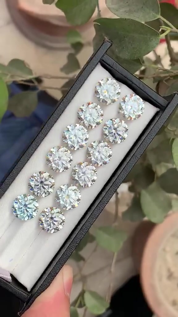 Beautiful moissanite faceted gemstone available 
Weight 55.60 carats 
Dimensions 11 mm long 
Clarity ( clean )


**إذا كنت صاحب هذا الإعلان وتريد حذفه لأي سبب، رجاءا أرسل رسالة إلى الدعم الفني**
