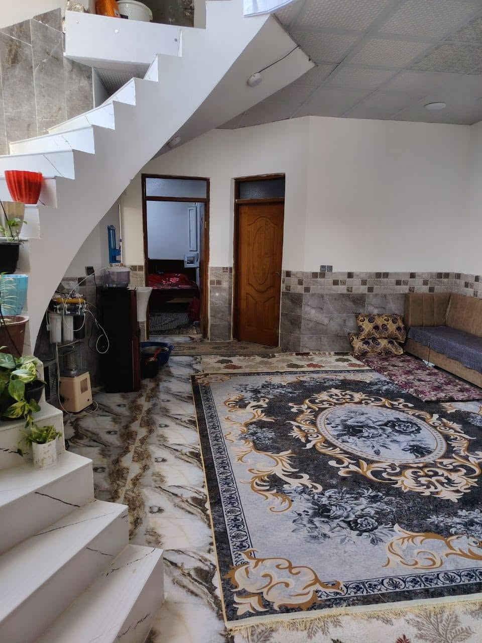 السلام علیکم بيت في حي المثنى خلف الخضراء مساحه البيت 175 متر طابق اول يحتوي على غرفتين نوم وصاله واستقبال ومطبخ شارع 20 للبيع فقط للاستفسار الاتصال على الرقم ***********
