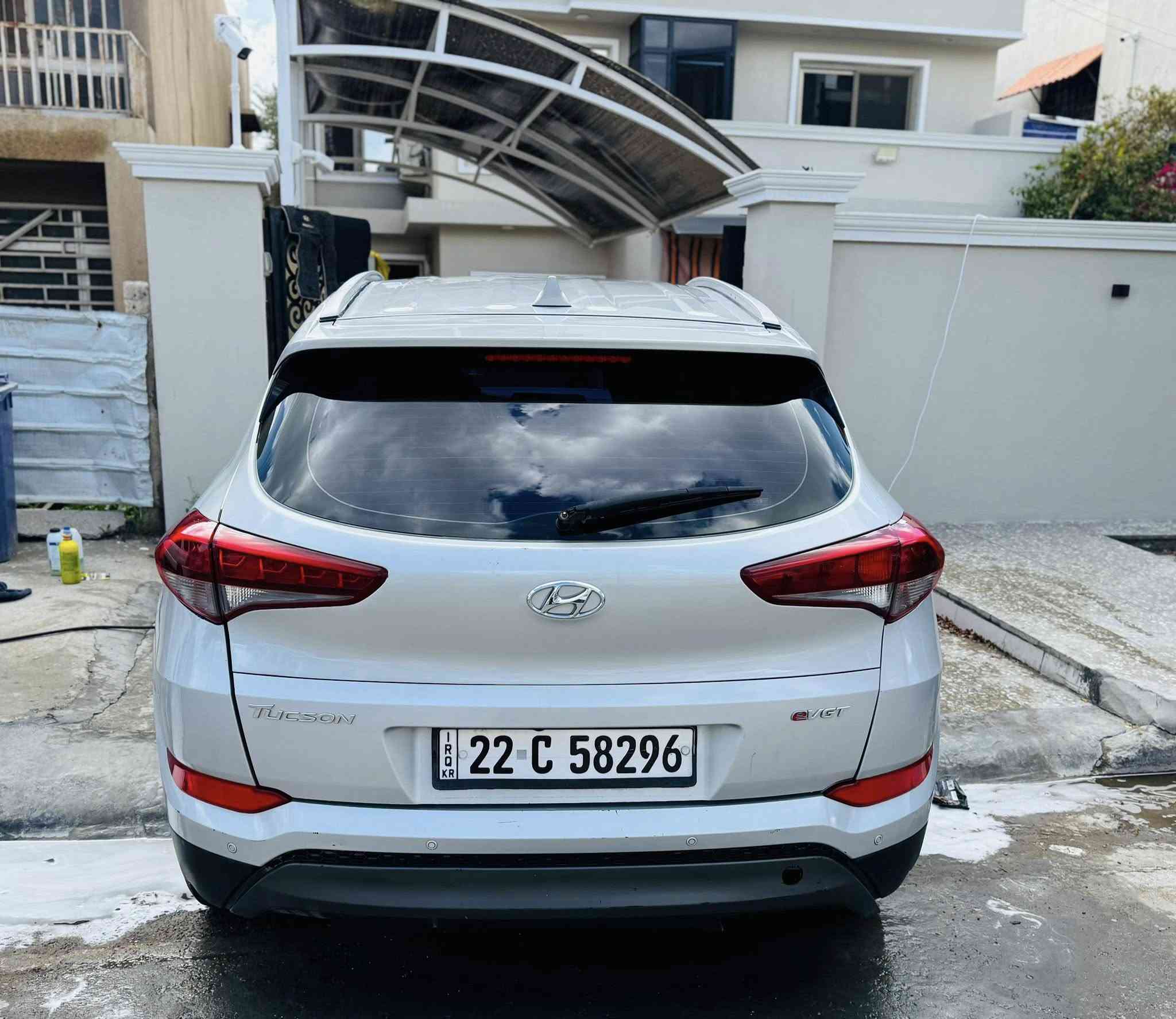 السلام عليكم
توسان ٢٠١٨ - وارد امريكي 
سعرها ١٥٦ ورقة 
باسمي / شرط التحويل 
المحرك ٢٠٠٠  
ماشية ٨٤ ميل
لون سلفر 
تحكمات بالستيرن
شاشة AppCare play 
كامرة 
كشن السايق كهرباء
الضرر : جاملغ السايق + الصندق ..تبديل اصلي بدون صبغ بدون دواخل بدون اي تاثير
و بيها بارد قليل جدا بالباب و بحافة البنيد

السياره جاهزه و على ايدي صيانة دورية و كل قطع غيارها من الشركة.
ملاحظة : استهلك فقط بانزين عادي ، فقط فترة الصيف استخدم بانزين محسن ومرات اخبط. و تكدر تجرب بنفسك من تشوف السياره. 

مكان السيارة 
بغداد - العامرية 
***********
