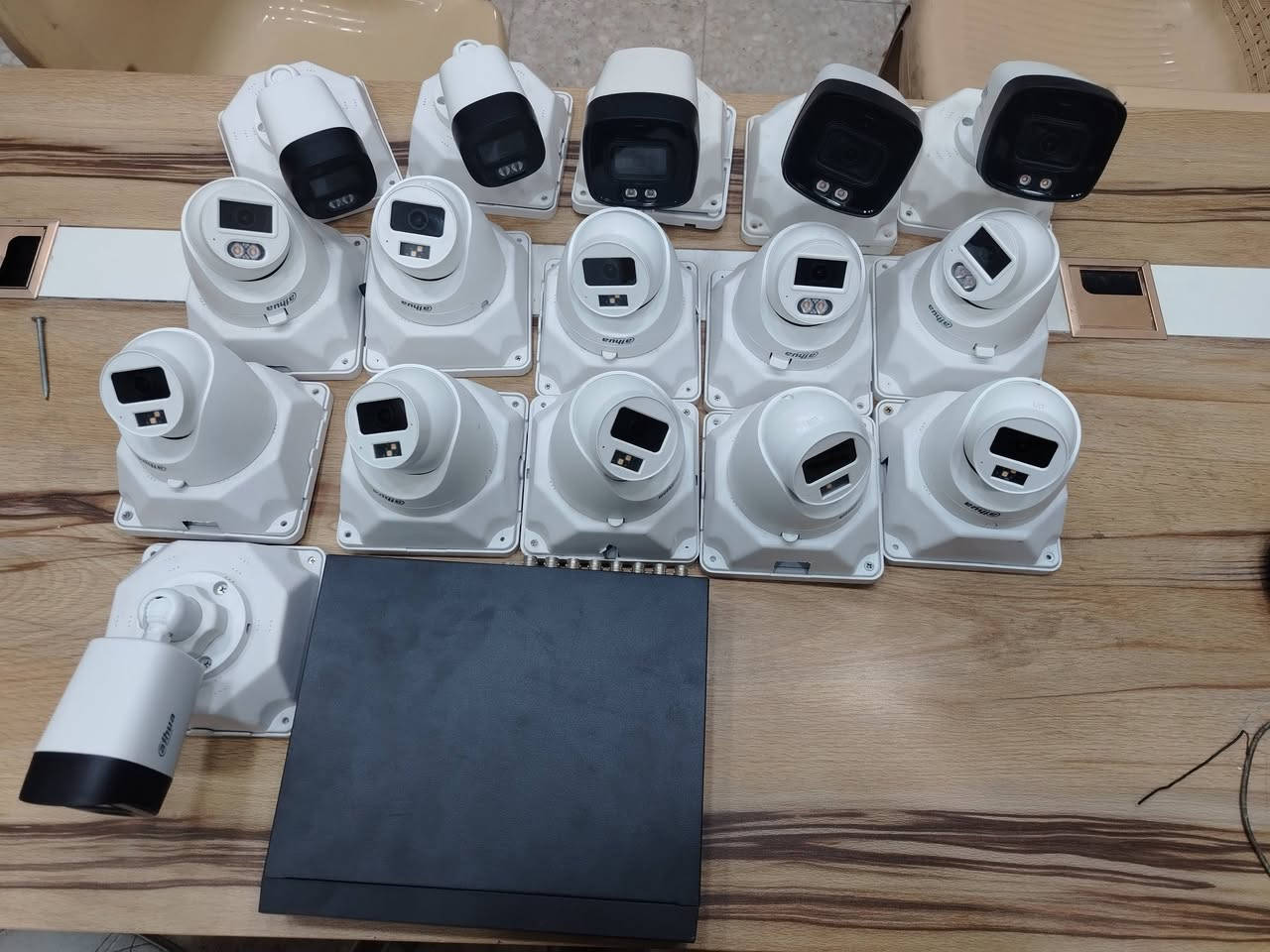 كامرات دهوا 5 ميكا وكاله
16 كامره مع بوكساتهن
10 داخليات و6 خارجيات
مع دي في ار ابو 16 بي هارد 2 تيرا
الكامرات مستعملات لفتره بسيطه 
كلهن ب550
***********
