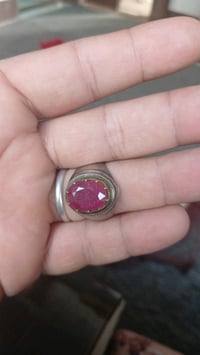 خاتم فضة مميز بحجر ياقوت كبير في المنتصف. يتميز الخاتم بتصميمه الفريد ...