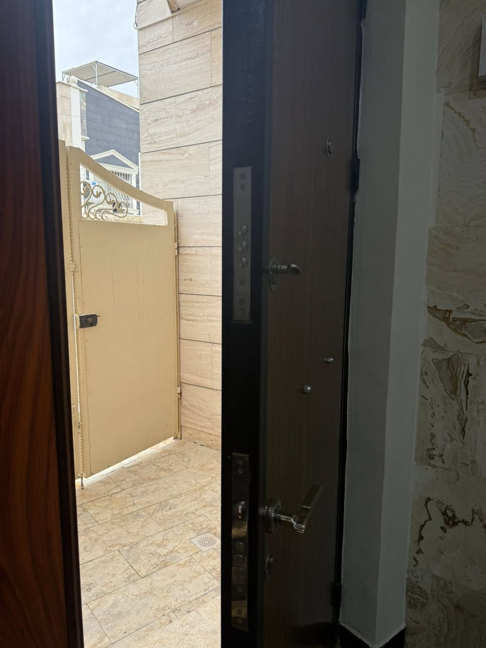 مرحبا
عندي باب قاصه
جديده من الداخل كلشي مابيها
من الخارج يحتاجلها صبغ وترتيب
قياساتها

 العرض ١٢٤
الارتفاع ٢٦٠

القفل ماركه kale يجنن وكل مفاتيحه موجوده

باب تكمه وتخبل بس تحتاج ادامه

السعر ٧٥٠ الف  وبي مجال

عنواني زيونه


**إذا كنت صاحب هذا الإعلان وتريد حذفه لأي سبب، رجاءا أرسل رسالة إلى الدعم الفني**