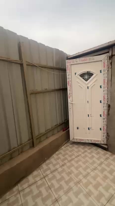 سلام عليكم للبيع شقة طابق ارضي ديلوكس 
تحتوي على ٣ غرف نوم +صالة +مطبخ حار بارد 
+حمامات +طرمة عدد ٢ + مخزن +حديقة ١٥٠ مربع 
الاستفسار 
***********
