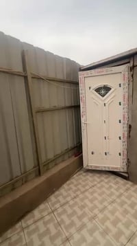 للبيع شقة طابق ارضي ديلوكس  تحتوي على ٣ غرف نوم +صالة +مطبخ حار بارد  ...