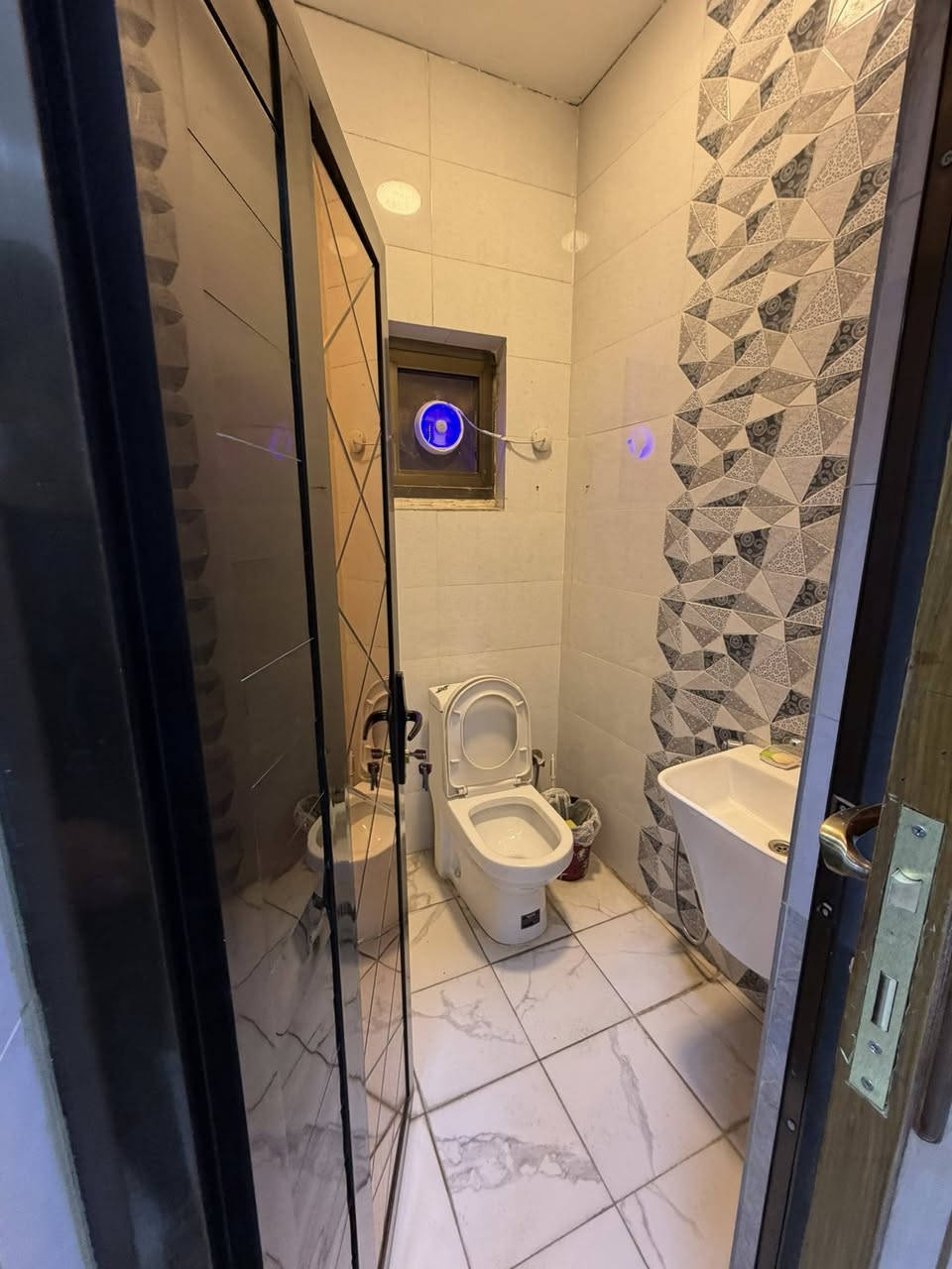 شقة للإيجار – المنصور / حي العربي
طابق ثاني، تتكون من غرفة نوم وصالة ومطبخ وحمام
مناسبة للسكن، موقع هادئ ومميز

📞 للتواصل: ***********
