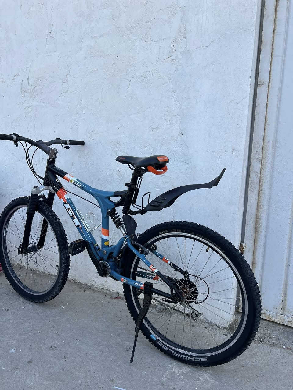 باسکیل امریکی
حجم٢٦ 
قیاس M
مارکە GT 
جسم المنیوم 
دبل امامی ROCK SHOX
  خلفی موجود STR
 سیتم shimano 
بایدرات بولبرین
تایر schwlbe
کشن -MOOLKE
 توصیل کل محافضات عیراق موجود 
عینوان /کلار -رزکار 
ژ.م/***********
